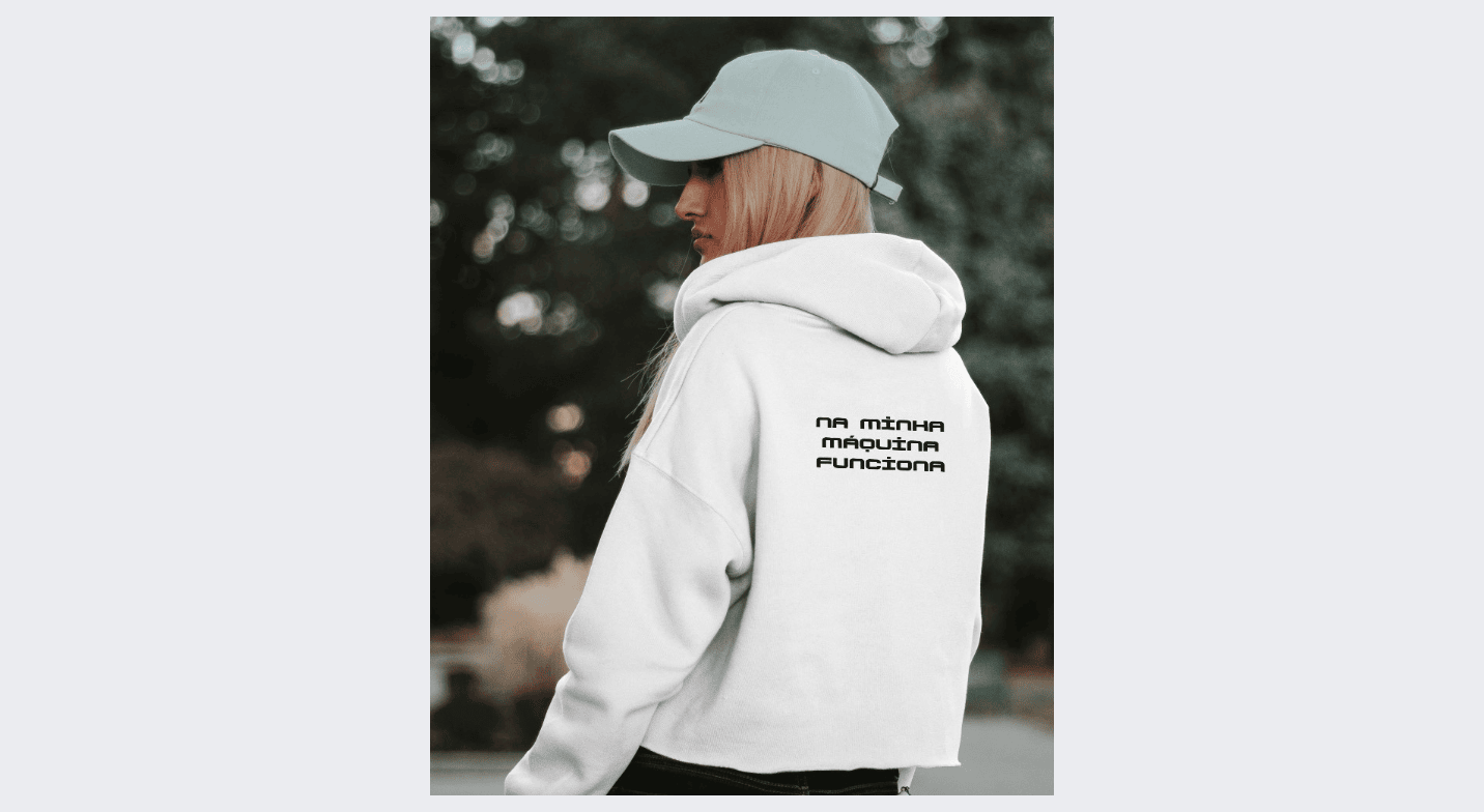 Mulher com boné azul e blusa branca